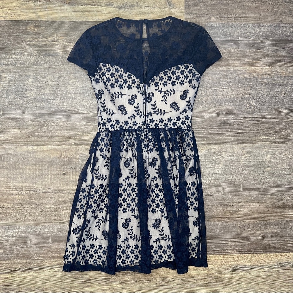 B Darlin Navy and White Floral Lace Dress size 2 B131 - Picture 3 of 3
